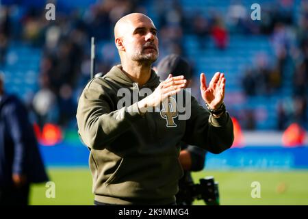 Leicester, Großbritannien. 29. Oktober 2022. 29.. Oktober 2022; The King Power Stadium, Leicester, Leicestershire, England; Premier League Football, Leicester City gegen Manchester City; Manchester City Manager Pep Guardiola küsst die Auswärtfans nach dem letzten Pfiff Kredit: Action Plus Sports Images/Alamy Live News Stockfoto