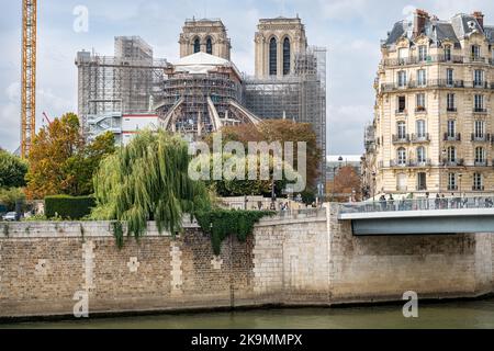 Blick nach Westen auf die seine mit Gerüsten umhüllt Notre Dame in der Ferne, Paris, Frankreich Stockfoto