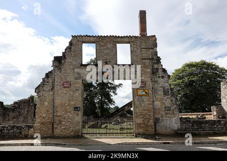 Die Überreste der Garage im Dorf Oradour-sur-Glane. Im Dorf wurden am 10.. Juni 1944 643 Männer, Frauen und Kinder, von den Nazis ermordet. Stockfoto