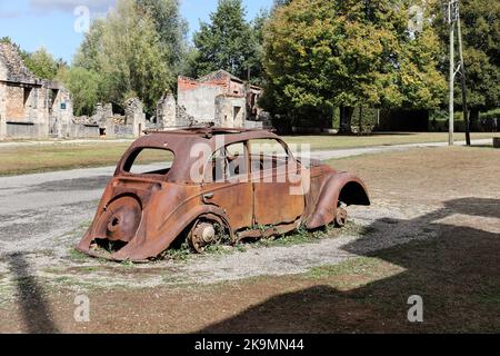 Die Überreste eines zerstörten Peugeot 202 Autos im Dorf Oradour-sur-Glane in der Haute-Vienne, Frankreich Stockfoto