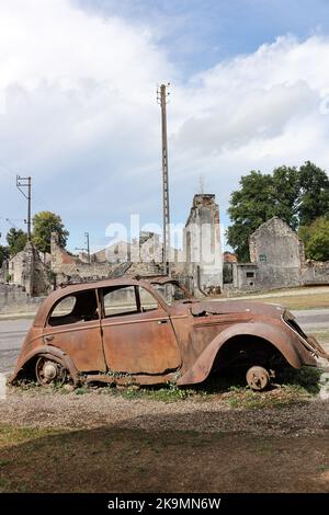 Die Überreste eines zerstörten Peugeot 202 Autos im Dorf Oradour-sur-Glane in der Haute-Vienne, Frankreich Stockfoto