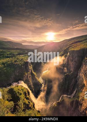 Herrlicher Sonnenuntergang über den Voringfossen Wasserfällen in Norwegen Stockfoto