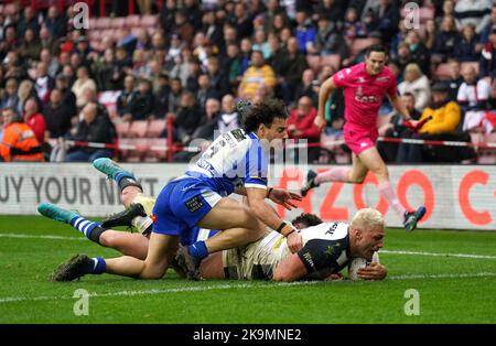 Der englische Ryan Hall erzielt beim Rugby-League-Spiel der Gruppe A in Bramall Lane, Sheffield, den vierten Versuch seiner Gruppe. Bilddatum: Samstag, 29. Oktober 2022. Stockfoto