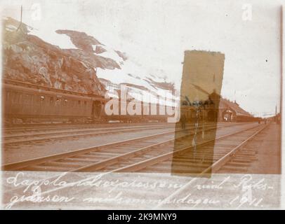 Lappland Express an der nationalen Grenzstation an einem Hochsommertag. Stockfoto