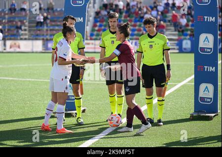 Pomigliano, Italien. 29. Oktober 2022. Die beiden Kapitäne vor dem Auftakt während der italienischen Frauenserie Ein Fußballspiel 2022/2023 zwischen Pomigliano Femminile und Milan Femminile am 29. Oktober 2022 im Stadion Comunale in Palma Campania, Italien Kredit: Unabhängige Fotoagentur/Alamy Live News Stockfoto