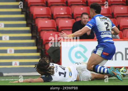 Sheffield, Großbritannien. 29. Oktober 2022. Bramall Lane, Sheffield, South Yorkshire, 29.. Oktober 2022. Rugby League 2021 World Cup England Rugby League vs Greek Rugby League Dom Young of England Rugby League punktet mit dem 2. Versuch des Spiels gegen Griechenland Rugby League Credit: Touchlinepics/Alamy Live News Stockfoto