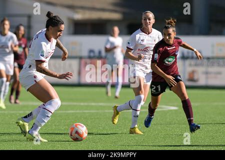 Pomigliano, Italien. 29. Oktober 2022. Martina Piemonte (18) AC Mailand Frauen kontrollieren den Ball während der italienischen Frauenserie Ein Fußballspiel 2022/2023 zwischen Pomigliano Femminile und Milan Femminile am 29. Oktober 2022 im Stadion Comunale in Palma Kampanien, Italien Credit: Independent Photo Agency/Alamy Live News Stockfoto