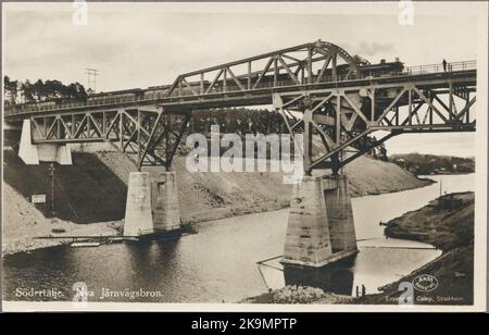 Eisenbahnbrücke mit vorbeifahrenden Zügen über den Södertälje Kanal. Stockfoto