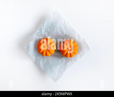 Duftende orangefarbene Badebomben in Form eines Kürbisses. Hautpflegeprodukte. Stockfoto