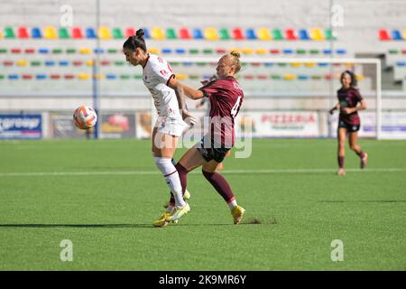 Martina Piemonte (18) AC Mailand Frauen kontrollieren den Ball Katarzyna Konat (4) Pomigliano Calcio Femminile während der italienischen Frauenserie A 2022/2023 Fußballspiel zwischen Pomigliano Femminile und Milan Femminile am 29. Oktober 2022 im Stadion Comunale in Palma Kampanien, Italien Credit: Live Media Publishing Group/Alamy Live News Stockfoto