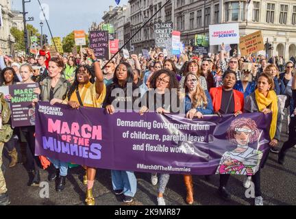 London, Großbritannien. 29.. Oktober 2022. Demonstranten auf dem Parliament Square. Eltern und Kinder, viele in Kostümen, marschierten vom Trafalgar Square zum Parliament Square und forderten erschwingliche Kinderbetreuung, flexibles Arbeiten und ordnungsgemäß bezahlten Elternurlaub während des Halloween-Protestes „March of the Mumien“. Kredit: Vuk Valcic/Alamy Live Nachrichten Stockfoto