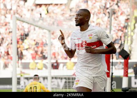 Stuttgart, Deutschland. 29. Oktober 2022. Fußball: Bundesliga, VfB Stuttgart - FC Augsburg, Matchday 12, Mercedes-Benz Arena. Serhou Guirassy aus Stuttgart feiert das Ziel, es 1:1 zu schaffen. Kredit: Hasan Bratic/dpa - WICHTIGER HINWEIS: Gemäß den Anforderungen der DFL Deutsche Fußball Liga und des DFB Deutscher Fußball-Bund ist es untersagt, im Stadion und/oder vom Spiel aufgenommene Fotos in Form von Sequenzbildern und/oder videoähnlichen Fotoserien zu verwenden oder zu verwenden./dpa/Alamy Live News Stockfoto