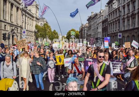 London, Großbritannien. 29.. Oktober 2022. Demonstranten in der Parliament Street. Eltern und Kinder, viele in Kostümen, marschierten vom Trafalgar Square zum Parliament Square und forderten erschwingliche Kinderbetreuung, flexibles Arbeiten und ordnungsgemäß bezahlten Elternurlaub während des Halloween-Protestes „March of the Mumien“. Kredit: Vuk Valcic/Alamy Live Nachrichten Stockfoto