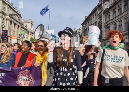 London, Großbritannien. 29.. Oktober 2022. Demonstranten in der Parliament Street. Eltern und Kinder, viele in Kostümen, marschierten vom Trafalgar Square zum Parliament Square und forderten erschwingliche Kinderbetreuung, flexibles Arbeiten und ordnungsgemäß bezahlten Elternurlaub während des Halloween-Protestes „March of the Mumien“. Kredit: Vuk Valcic/Alamy Live Nachrichten Stockfoto