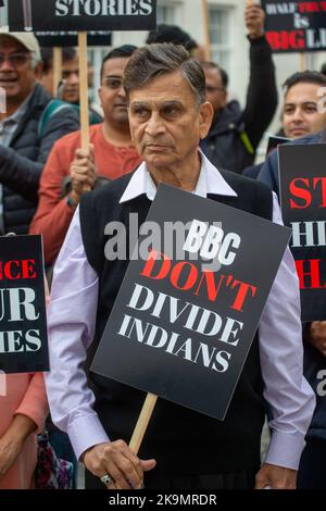 London, England, Großbritannien. 29. Oktober 2022. Mitglieder der indischen hinduistischen Diaspora in London protestieren vor dem Hauptquartier gegen die BBC. Demonstranten beschuldigen die BBC der anti-hinduistischen und anti-indischen Voreingenommenheit. (Bild: © Tayfun Salci/ZUMA Press Wire) Stockfoto