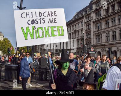 London, Großbritannien. 29.. Oktober 2022. Demonstranten auf dem Parliament Square. Eltern und Kinder, viele in Kostümen, marschierten vom Trafalgar Square zum Parliament Square und forderten erschwingliche Kinderbetreuung, flexibles Arbeiten und ordnungsgemäß bezahlten Elternurlaub während des Halloween-Protestes „March of the Mumien“. Kredit: Vuk Valcic/Alamy Live Nachrichten Stockfoto