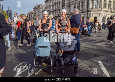 London, Großbritannien. 29.. Oktober 2022. Demonstranten auf dem Parliament Square. Eltern und Kinder, viele in Kostümen, marschierten vom Trafalgar Square zum Parliament Square und forderten erschwingliche Kinderbetreuung, flexibles Arbeiten und ordnungsgemäß bezahlten Elternurlaub während des Halloween-Protestes „March of the Mumien“. Kredit: Vuk Valcic/Alamy Live Nachrichten Stockfoto
