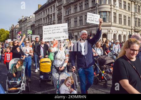 London, Großbritannien. 29.. Oktober 2022. Demonstranten auf dem Parliament Square. Eltern und Kinder, viele in Kostümen, marschierten vom Trafalgar Square zum Parliament Square und forderten erschwingliche Kinderbetreuung, flexibles Arbeiten und ordnungsgemäß bezahlten Elternurlaub während des Halloween-Protestes „March of the Mumien“. Kredit: Vuk Valcic/Alamy Live Nachrichten Stockfoto