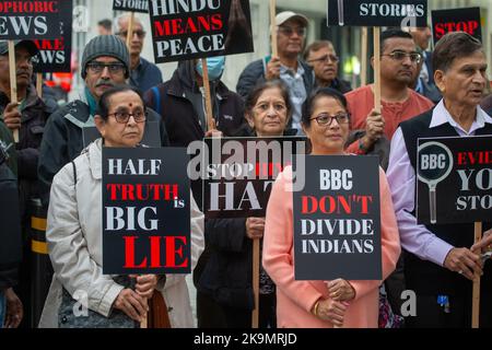 London, England, Großbritannien. 29. Oktober 2022. Mitglieder der indischen hinduistischen Diaspora in London protestieren vor dem Hauptquartier gegen die BBC. Demonstranten beschuldigen die BBC der anti-hinduistischen und anti-indischen Voreingenommenheit. (Bild: © Tayfun Salci/ZUMA Press Wire) Stockfoto