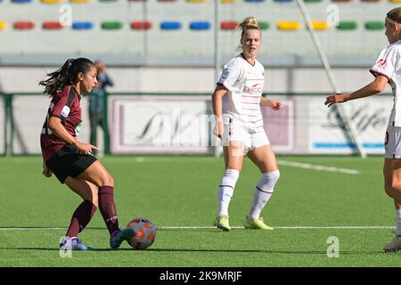 Pomigliano, Italien. 29. Oktober 2022. Ana Lucia Martinez Maldonado (20) Pomigliano Calcio Femminile kontrolliere den Ball während der italienischen Frauenserie Ein Fußballspiel 2022/2023 zwischen Pomigliano Femminile und Milan Femminile am 29. Oktober 2022 im Stadion Comunale in Palma Campania, Italien Credit: Independent Photo Agency/Alamy Live News Stockfoto