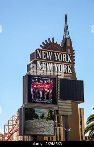 Las Vegas, USA - 24. April 2012: Das New York, New York Hotel und Casino in Las Vegas, mit Achterbahn hinter und blauem Himmel Hintergrund. Stockfoto