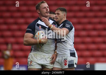 Sheffield, Großbritannien. 29. Oktober 2022. Bramall Lane, Sheffield, South Yorkshire, 29.. Oktober 2022. Rugby League 2021 World Cup England Rugby League vs Greek Rugby League Tom Burgess von England Rugby League feiert den Versuch. Kredit: Touchlinepics/Alamy Live Nachrichten Stockfoto