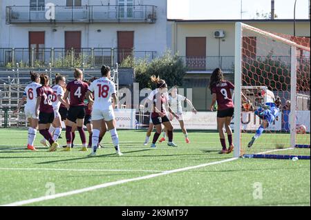 Pomigliano, Italien. 29. Okt, 2022. In der Aktion, die zum Ziel während der italienischen Frauen-Serie Führt Ein Fußballspiel 2022/2023 zwischen Pomigliano Femminile gegen Milan Femminile am 29. Oktober 2022 im Stadion Comunale in Palma Campania, Italien Kredit: Unabhängige Fotoagentur/Alamy Live News Stockfoto