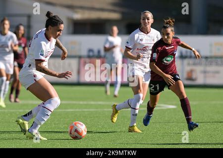 Martina Piemonte (18) AC Mailand Frauen kontrollieren den Ball während der italienischen Frauenserie Ein Fußballspiel 2022/2023 zwischen Pomigliano Femminile und Milan Femminile am 29. Oktober 2022 im Stadion Comunale in Palma Kampanien, Italien Credit: Live Media Publishing Group/Alamy Live News Stockfoto