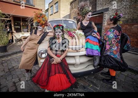 London, Großbritannien. 29.. Oktober 2022. London’s Day of the Dead Festival. Die mexikanische Tradition wird an der Columbia Road im Osten Londons erlebt, wo Einheimische sich in ein lebendiges und auffälliges Make-up kleiden und so eine farbenfrohe Parade feiern. Kredit: Guy Corbishley/Alamy Live Nachrichten Stockfoto