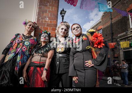 London, Großbritannien. 29.. Oktober 2022. London’s Day of the Dead Festival. Die mexikanische Tradition wird an der Columbia Road im Osten Londons erlebt, wo Einheimische sich in ein lebendiges und auffälliges Make-up kleiden und so eine farbenfrohe Parade feiern. Kredit: Guy Corbishley/Alamy Live Nachrichten Stockfoto