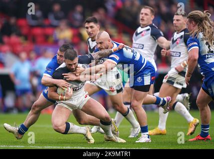 Der englische Andy Ackers wurde von den griechischen Jordan Meads während des Spiels der Rugby-League-Weltcup-Gruppe A in Bramall Lane, Sheffield, angegangen. Bilddatum: Samstag, 29. Oktober 2022. Stockfoto