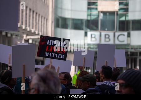 London, England, Großbritannien. 29. Oktober 2022. Mitglieder der indischen hinduistischen Diaspora in London protestieren vor dem Hauptquartier gegen die BBC. Demonstranten beschuldigen die BBC der anti-hinduistischen und anti-indischen Voreingenommenheit. (Bild: © Tayfun Salci/ZUMA Press Wire) Stockfoto