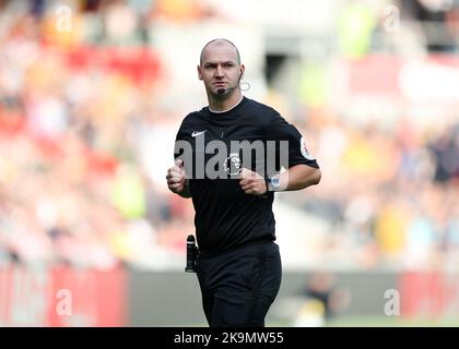 London, Großbritannien. 29. Oktober 2022. 29.. Oktober September 2022; GTECH Community Stadium, Brentford, London, England; Premier League Football, Brentford versus Wolves; Schiedsrichter Bobby Madley kehrt vier Jahre nach der Plünderung durch die Professional Game Match Offizielle Limited (PGMOL) im Jahr 2018 zum Premier League-Schiedsrichter im GTECH Community Stadium zurück, nachdem er ein &#X2018;diskriminierende &#X2019; Video an einen Freund gesendet hatte Kredit: Action Plus Sports Images/Alamy Live News Stockfoto