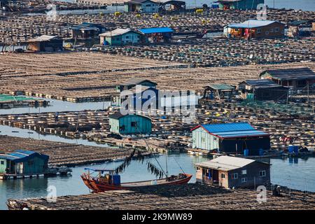 Schwimmende Stadt im Gebiet von Xiapu Stockfoto