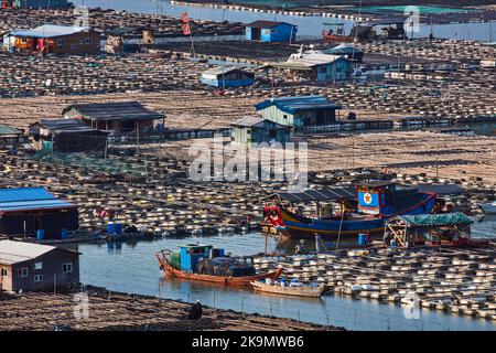 Schwimmende Stadt im Gebiet von Xiapu Stockfoto