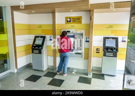 Bogota Kolumbien, El Chico Carrera 13, Bancolombia Bank Economy Geldautomat automatische Geldautomat mit Frau Frauen weiblichen Innenraum, kolumbianisch kolumbianisch Stockfoto