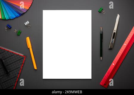 Leere oder leere Seite in der oberen Ansicht auf dem kreativen Schreibtisch oder am Arbeitsplatz als Modell oder Vorlage, die Kreativität in der Schule oder am Arbeitsplatz zeigt Stockfoto