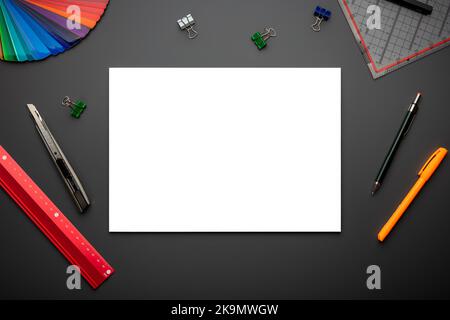 Leere oder leere Seite in der oberen Ansicht auf dem kreativen Schreibtisch oder am Arbeitsplatz als Modell oder Vorlage, die Kreativität in der Schule oder am Arbeitsplatz zeigt Stockfoto