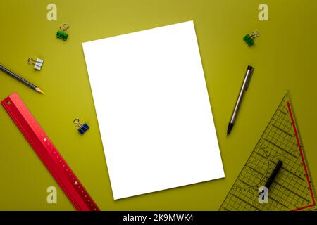 Leere oder leere Seite in der oberen Ansicht auf dem kreativen Schreibtisch oder am Arbeitsplatz als Modell oder Vorlage, die Kreativität in der Schule oder am Arbeitsplatz zeigt Stockfoto