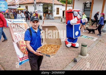 Bogota Kolumbien,Usaquen Carrera 6a Mercado de Las Pulgas en Usaquen Sonntag Flohmarkt einkaufen,Domino's Pizza bietet kostenlose Muster Marke masc Stockfoto