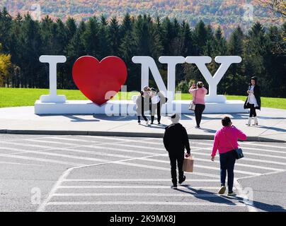 Kirkwood, New York, USA - 15. Oktober 2022 - Besucher, die Fotos in der Nähe des Schildes „I Love NY“ machen, das sich in der Nähe der Rasthaltestelle befindet Stockfoto