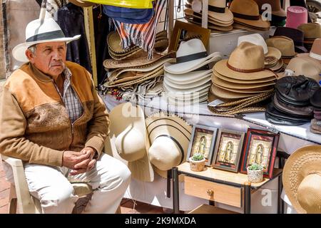 Bogota Kolumbien,Usaquen Carrera 6a Mercado de Las Pulgas en Usaquen Sonntag Flohmarkt,hat Hüte Kunsthandwerk Display Verkauf Verkäufer Verkäufer Verkäufer verkaufen se Stockfoto