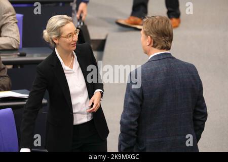 Berlin, 20. Oktober 2022. Dr. Alice Weidel, Vorsitzende der AfD-Fraktion, im Gespräch mit Dr. Bernd Baumann. Stockfoto