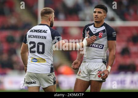 Mike McMeeken aus England und Kai Pearce-Paul aus England während des Rugby League World Cup 2021-Spiels England gegen Griechenland in Bramall Lane, Sheffield, Großbritannien, 29.. Oktober 2022 (Foto von Mark Cosgrove/Nachrichtenbilder) Stockfoto