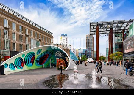 Eindhoven (Piazza), Netherlands , 2022: Holländische Einkaufsstraße mit Brunnen und modernen Gebäuden im Stadtzentrum von Eindhoven Stockfoto