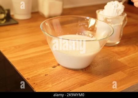 Der Prozess der Herstellung von Brötchen. Mehl . Eier . Schokolade. Zittern. Teigmilch . Salz . Stockfoto