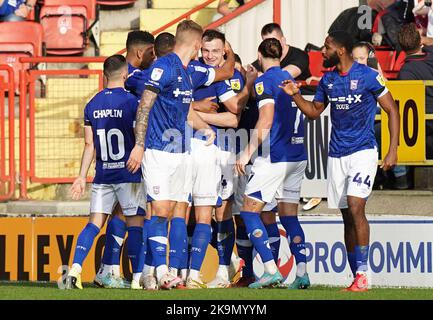 George Edmundson von Ipswich Town (hinten in der Gruppe, gegenübergestellt) feiert mit Teamkollegen, nachdem sie während des Sky Bet League One-Spiels im The Valley, London, das erste Tor ihrer Mannschaft erzielt haben. Bilddatum: Samstag, 29. Oktober 2022. Stockfoto