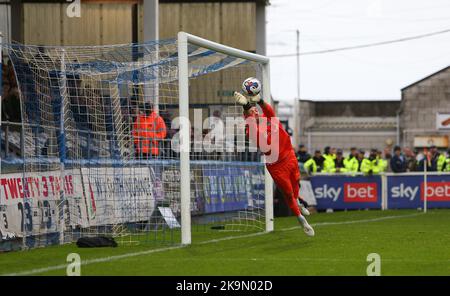 Grimsby Town Torwart Max Crocombe rettet einen Hartlepool United's Wes McDonald Freistoß während des Sky Bet League 2 Spiels zwischen Hartlepool United und Grimsby Town am Samstag, den 29.. Oktober 2022 im Victoria Park, Hartlepool. (Kredit: Michael Driver | MI Nachrichten) Kredit: MI Nachrichten & Sport /Alamy Live Nachrichten Stockfoto