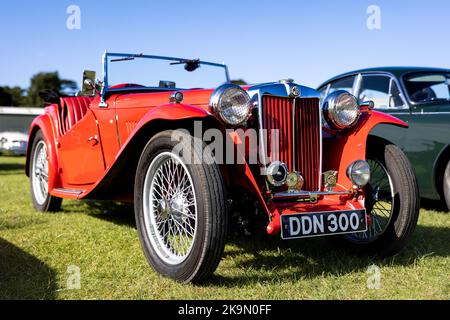 1947 MGTC Midget ‘DDN 300’ auf der Race Day Airshow in Shuttleworth am 2.. Oktober 2022 zu sehen Stockfoto