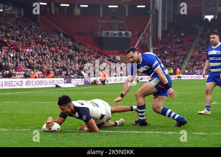 Der englische Kai Pearce-Paul erzielt beim Rugby League World Cup-Spiel A in der Bramall Lane, Sheffield, den fünfzehnten Versuch seiner Gruppe. Bilddatum: Samstag, 29. Oktober 2022. Stockfoto